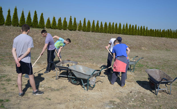 Друговима екскурзију зарадили у расаднику